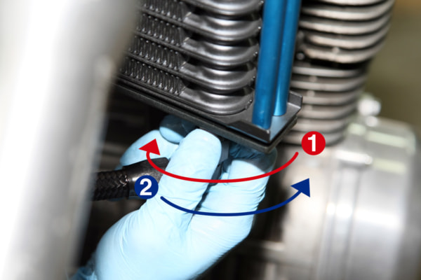 オイルクーラー交換 一度逆向きに回してから装着