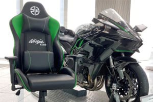 カワサキがNinja H2をイメージしたゲーミングチェアの予約販売を開始。現在はカワサキプラザにて予約受付中