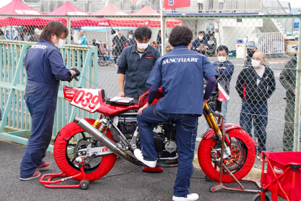 暖機場でエンジンをスタートさせるZレーサーⅢ