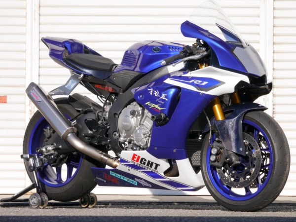 レースカウルを装着したYZF-R1