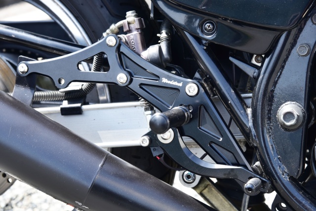 ウッドストックはGPz750用ステップを新発売。タンデム仕様と通常仕様の